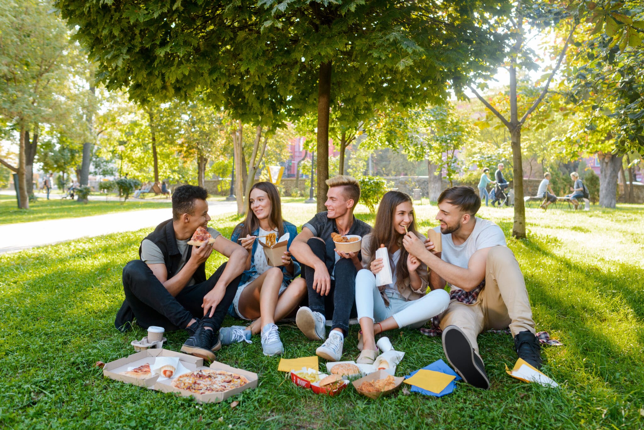 Students eating food outside on campus, campus food service, higher education